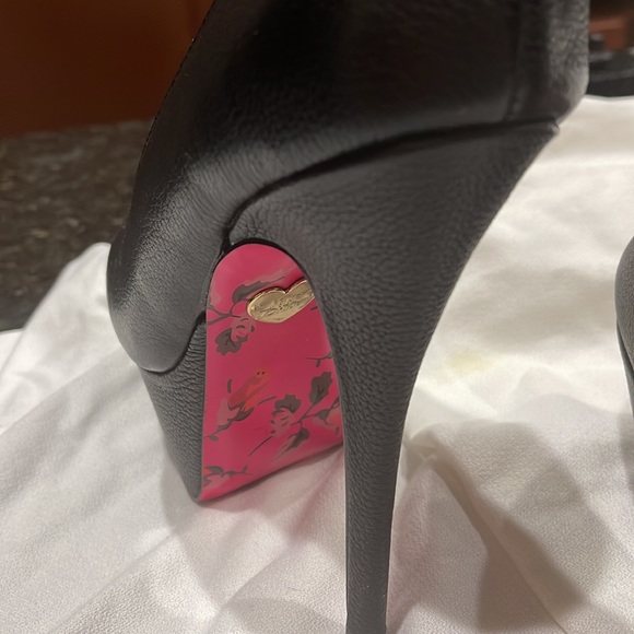Barely used beautiful Betsy Johnson pump with red underneath, classy - Picture 3 of 4